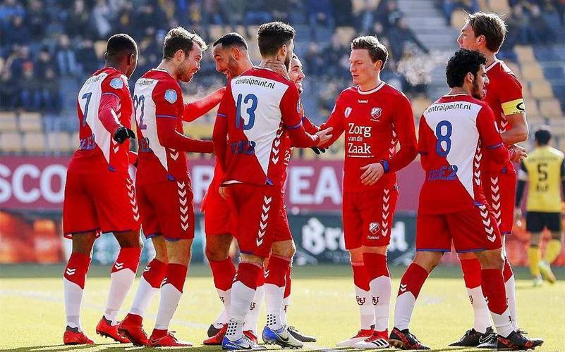 包含赛前法兰克福备战荷甲，强势反弹细节曝光，更衣室稳定，团队化学反应显著的词条